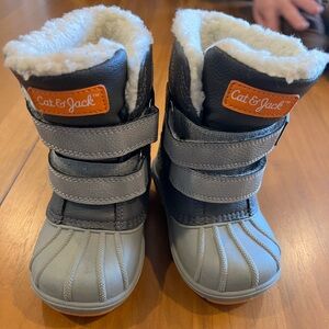 Size 7 toddler snow boots in EUC